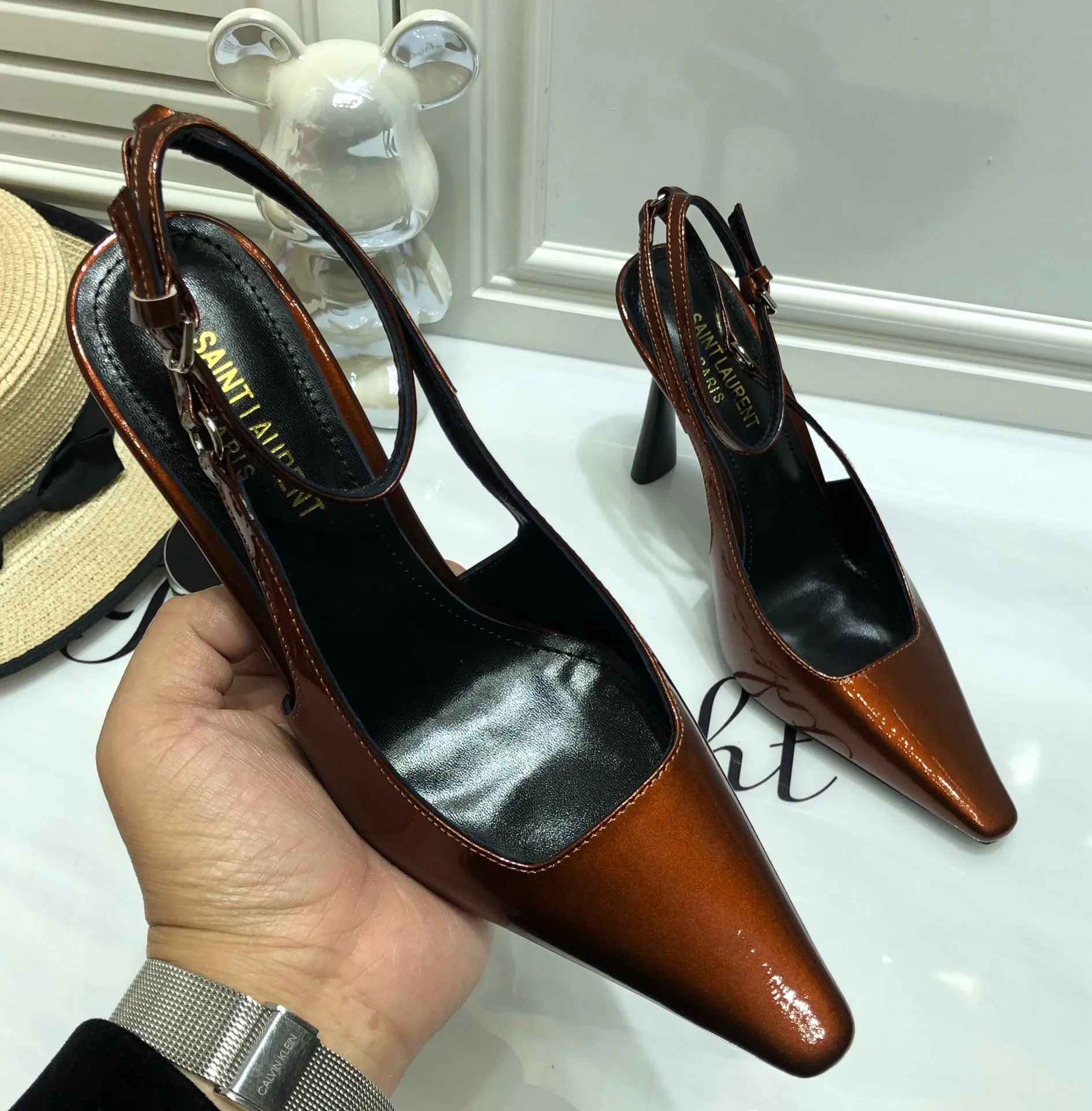 👟👟Ex-factory price 560👟👟 Top quality Saint Laurent/Yves Saint Laurent 2024 spring and summer new style👠Small square toe high heels of the same style as Rose. The layered leather high heels are very good at modifying the foot shape. In recent years, SLP has become more and more understanding of women in high heels. ysl beautiful high heels 👠Number of yards: 35-40 (41 customized, non-returnable) Upper: open edge beaded cowhide/patent leather, lining Imported sheepskin lining, sole: genuine leather outsole, heel height: 10cm (heel imported from Italy)